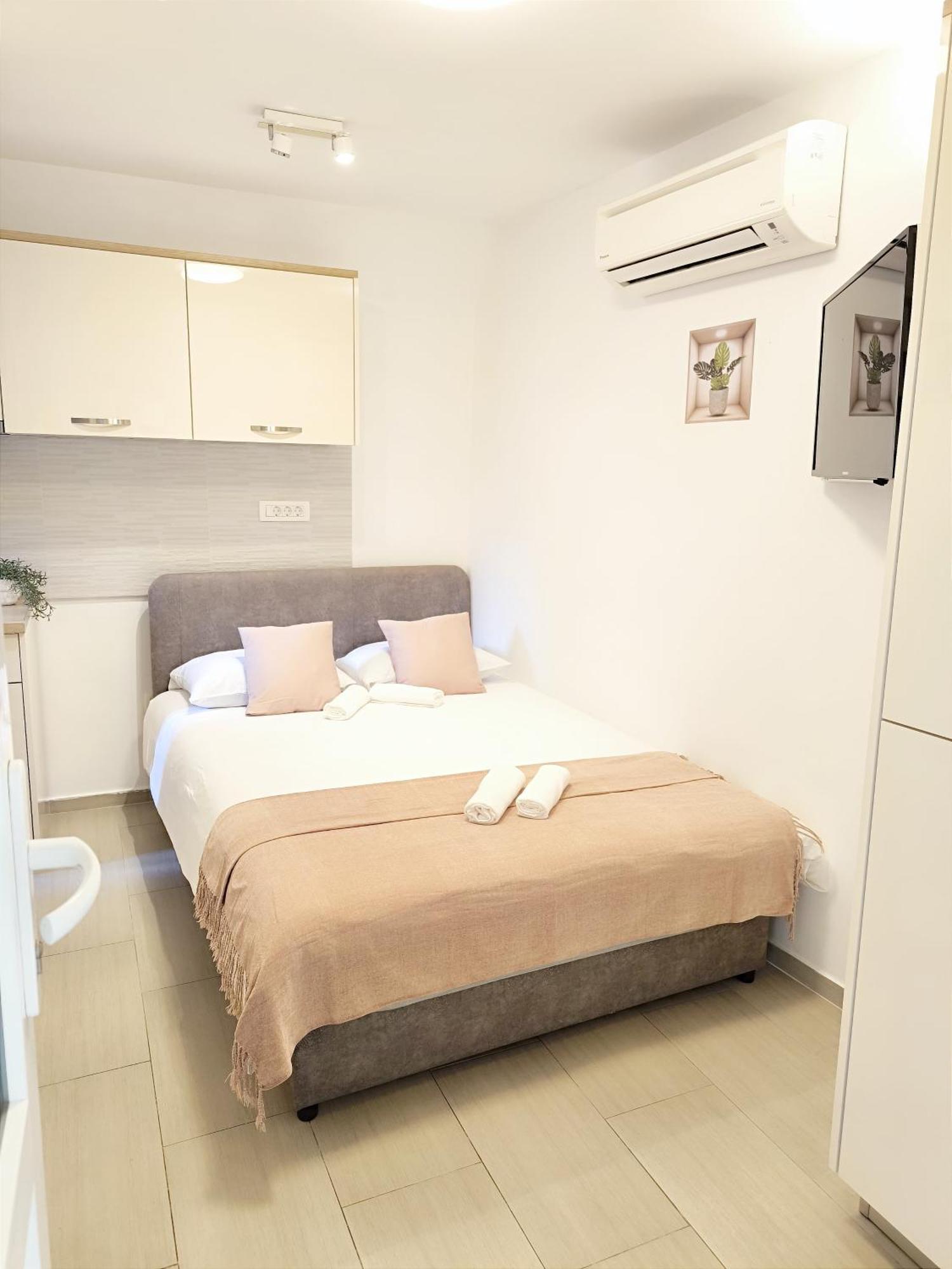 Central Apartment & Room Niko Split Extérieur photo