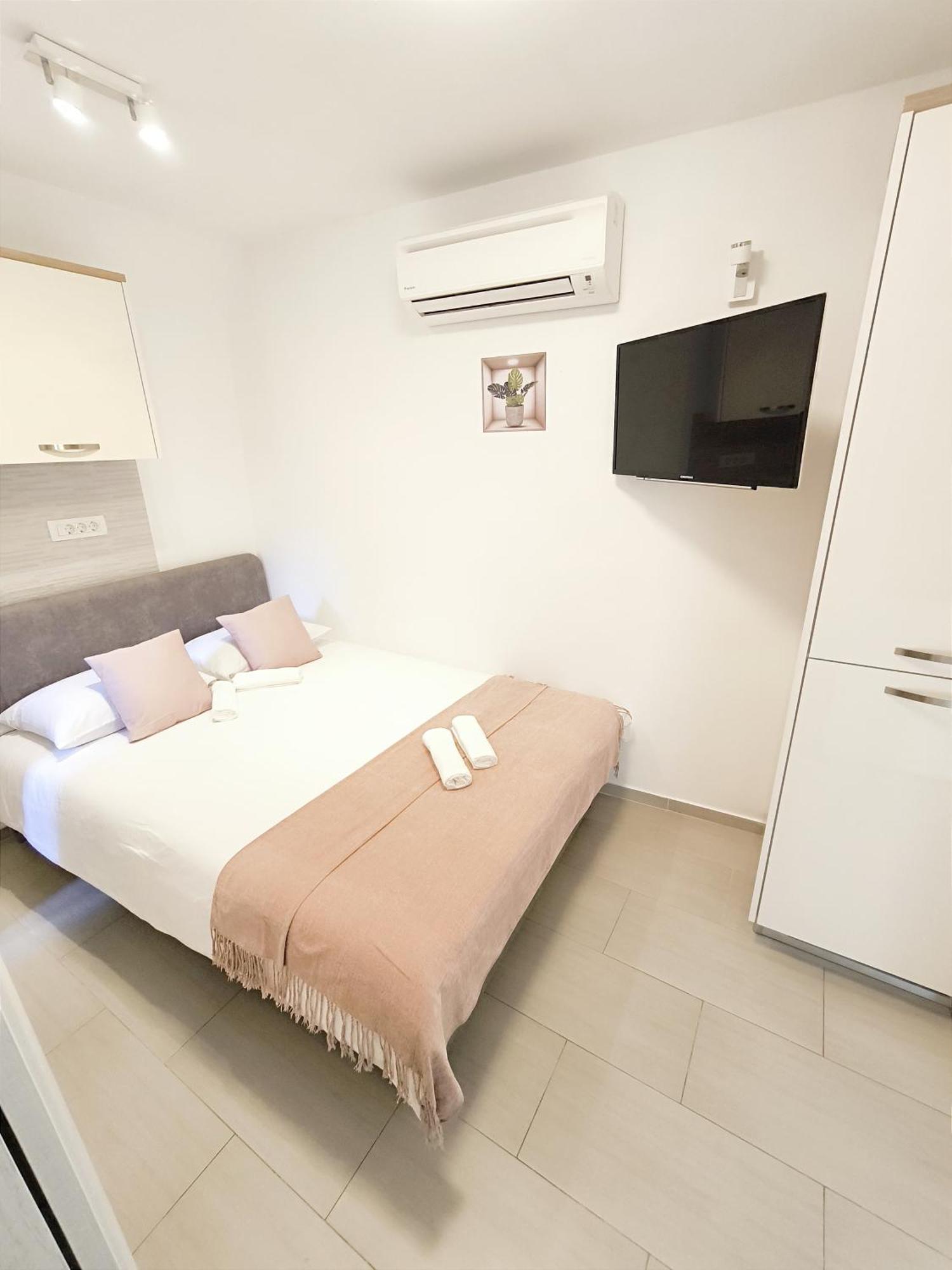 Central Apartment & Room Niko Split Extérieur photo